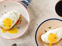 Photo de la Recette: Pain Grillé à L’avocat et aux Oeufs