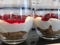 Photo de la Recette: Parfait aux Canneberges et Crème Fouettée