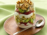 Photo de la Recette: Parfaits aux Fraises et aux Kiwis avec Garniture Croquante