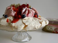 Photo de la Recette: PAVLOVA aux Fruits Rouges & Glace Carte D'or Façon Glacier Fraise et Morceaux de Meringue