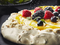 Photo de la Recette: PAVLOVA AUX PETITS FRUITS AVEC CRÈME DE CITRON