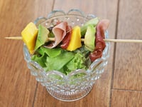 Photo de la Recette: Petites Brochettes Mangue, Jambon Cru & Sel Rose {sans gluten et lactose}