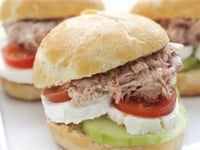 Photo de la Recette: Petits Burgers au Concombre, Fromage et Rillettes de Jambon Bordeau Chesnel