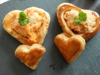 Photo de la Recette: Petits Coeurs en Bouchées à la Reine Saumon-Échalotes