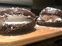 Photo de la Recette: Petits Gâteaux au Chocolat Farci de Crème Fouettée