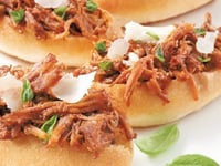 Photo de la Recette: Petits Pains au Porc Effiloché à la Sauce Tomate, au Parmesan et au Basilic
