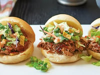 Photo de la Recette: Petits Sandwichs de Porc Éffiloché  BBQ à la Mijoteuse