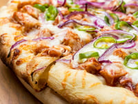 Photo de la Recette: Pizza au Poulet et Fromage