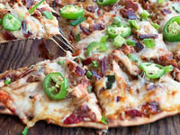 Photo de la Recette: Pizza au Poulet Grillé, au Miel et à la Sauce Sriracha