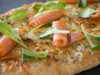 Photo de la Recette: Pizza au Saumon Fumé Crème Fraîche aux Herbes et Ail Confit et Compote d’oignons