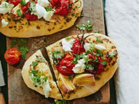 Photo de la Recette: Pizza aux Artichauts Tomates Mozzarella et Cerfeuil