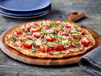 Photo de la Recette: PIZZA AUX TOMATES ET AU BASILIC AVEC CROÛTE DE CHOU-FLEUR