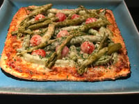 Photo de la Recette: Pizza Croûte Mince, Asperge, Tomates Cerises