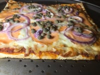 Photo de la Recette: Pizza Croute Mince au Saumon Fumé et Câpres