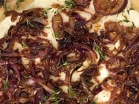 Photo de la Recette: PIZZA FINE AUX OIGNONS ET SAUCE CRÉMEUSE À BASE DE FROMAGE LE CABROUET