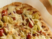 Photo de la Recette: Pizza Grillée au Fromage Mozzarellissima aux Raisins et aux Noix de Pin