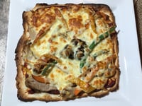 Photo de la Recette: Pizza Légumes et Porc sur Croûte Mince