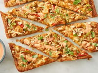 Photo de la Recette: Pizza Thaïlandaise au Poulet et à la Sauce Sriracha