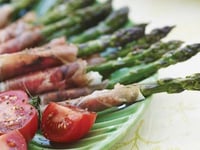 Photo de la Recette: POINTES D'ASPERGES GRILLÉES ENROBÉES DE PROSCIUTTO