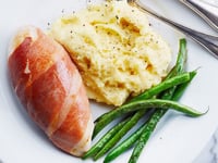 Photo de la Recette: POITRINE DE POULET ENROBÉE DE PROSCIUTTO, PURÉE AU BRIE ET HARICOTS VERTS