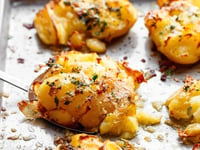 Photo de la Recette: Pommes de Terre Écrasées au Beurre de Parmesan Croustillant à L'ail