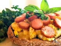 Photo de la Recette: PORTOBELLO OEUF BROUILLÉ ET SAUCISSE