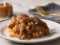 Photo de la Recette: Pouding au Pain aux Patates Douces et Pacanes avec Sauce Caramel au Bourbon