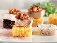 Photo de la Recette: POULET À LA FAÇON DES SUSHIS SUR DAMIER DE RIZ PARFUMÉS