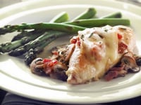 Photo de la Recette: POULET AU BACON ET AUX CHAMPIGNONS GRATINÉ AU FROMAGE LE FOU DU ROY