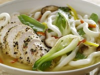 Photo de la Recette: POULET AU MÉLANGE DE GRAINS DE POIVRE ET NOUILLES UDON DANS UN BOUILLON À LA CITRONNELLE ET AU SAKÉ