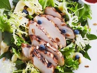 Photo de la Recette: Poulet au Vinaigre Balsamique et aux Bleuets sur Feuilles de Pissenlit