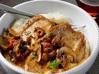 Photo de la Recette: POULET AUX CHAMPIGNONS SAUVAGES, AUX TOMATES ET AUX CÂPRES SUR DU GRUAU CRÉMEUX À L’AIL