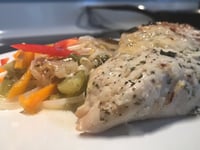 Photo de la Recette: Poulet Farci aux Épinards, Fromage sur Fèves Germées aux Légumes