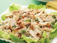 Photo de la Recette: POULET GRILLÉ AVEC SALADE DE PÂTES CHAUDE AUX CINQ HERBES