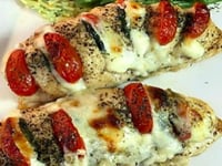 Photo de la Recette: Poulet «hasselback» Farci de Mozzarella, Tomates et Basilic