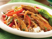 Photo de la Recette: POULET THAÏLANDAIS AVEC SAUCE SUR LIT DE RIZ AU JASMIN