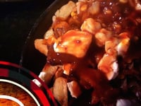 Photo de la Recette: Poutine au Porc Effiloché, Oignons Caramélisés, Maïs & Fromage Boivin