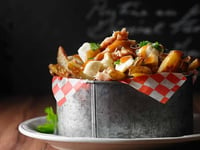 Photo de la Recette: Poutine au Poulet, Sauce Général Tao et Brins de Gouda Bergeron