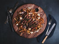 Photo de la Recette: Poutine de luxe avec faux-filet de boeuf, bacon et oignons caramélisés