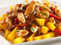 Photo de la Recette: POUTINE AUX OIGNONS CARAMÉLISÉS ET POIVRONS RÔTIS