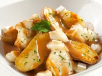 Photo de la Recette: POUTINE DE TOPINAMBOURS, SAUCE DEMI-GLACE À L’AIL RÔTI