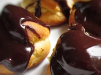 Photo de la Recette: Profiteroles (à la crème glacée & chocolat) Plaisirs Glacés