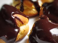 Photo de la Recette: Profiteroles (à la crème glacée & chocolat)