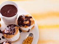 Photo de la Recette: Profiteroles Glace Coco, Coulis Chocolat Caramel Passion de Cyril