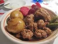 Photo de la Recette: Ragoût de Boulettes et Pattes de Cochon à la Farine Grillée