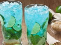 Photo de la Recette: Recette Cocktail au Gin, Curaçao Bleu et Citron Vert