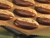 Photo de la Recette: Biscuits Au Caramel Trempés Dans Le Chocolat