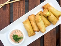 Photo de la Recette: ROULEAUX IMPÉRIAUX À L'AVOCAT, CRABE ET FROMAGE À LA CRÈME