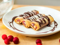 Photo de la Recette: ROULEAUX IMPÉRIAUX AUX CANNEBERGES ET SAUCE AU CHOCOLAT