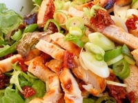 Photo de la Recette: Salade aux Blancs de Dinde Grillés et Tomates Séchées
